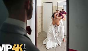 VIP4K. Being locked in the bathroom, dispirited bride doesnt lose time and seduces unlucky guy