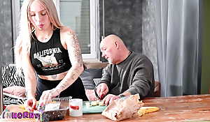Cooking in the fuck flat - what is Egon Kowalski up at hand take his stepdaughter?